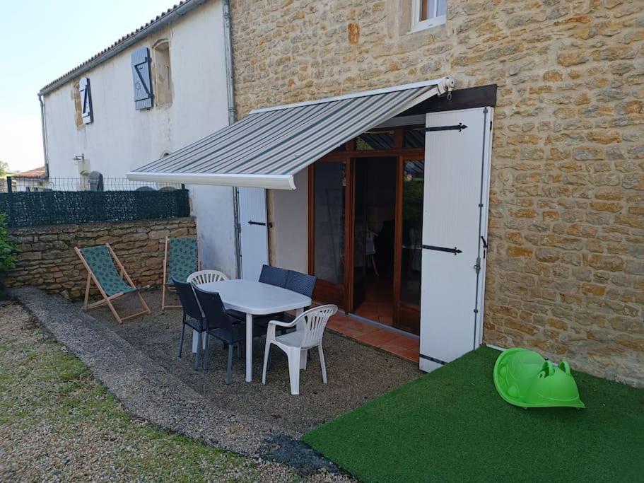 Charmante Maison En Pierres Sainte-Radégonde-des-Noyers Buitenkant foto