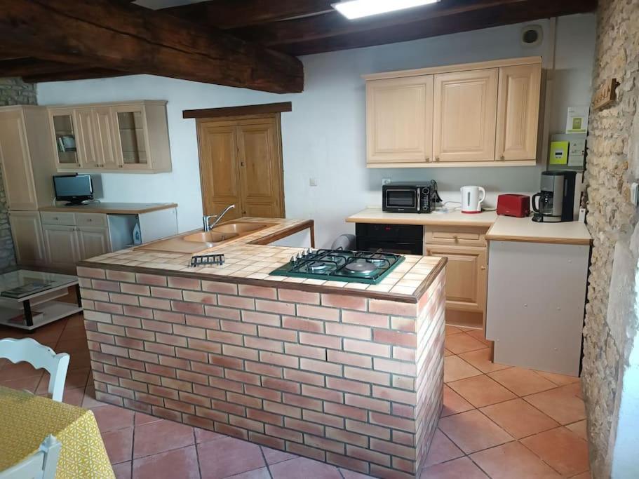 Charmante Maison En Pierres Sainte-Radégonde-des-Noyers Buitenkant foto