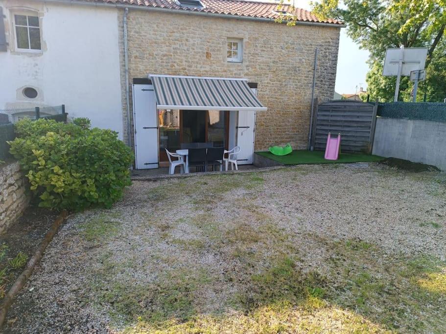 Charmante Maison En Pierres Sainte-Radégonde-des-Noyers Buitenkant foto
